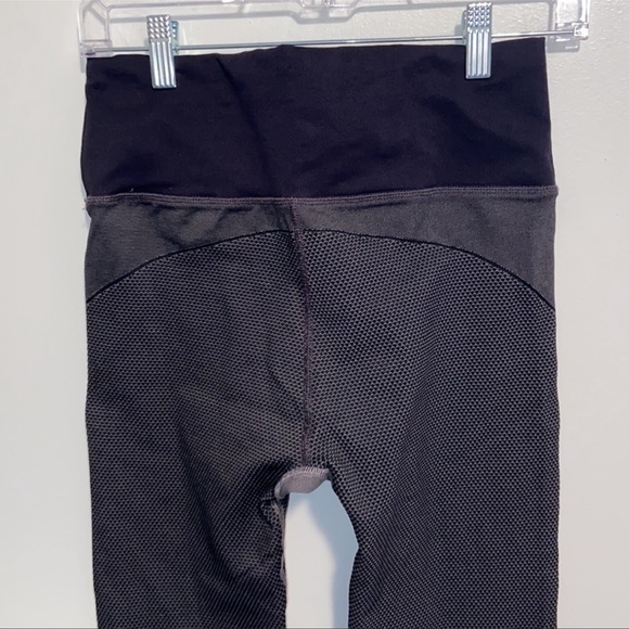 Athleta Black & Gray two tone colorblock textured leggings Womens Size Medium - Picture 6 of 8